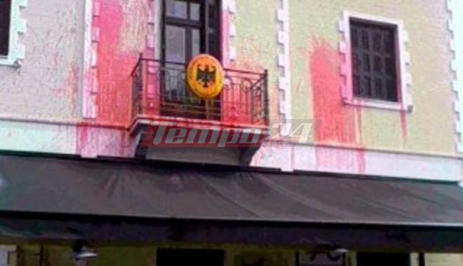 Πάτρα: Έριξαν κόκκινη μπογιά και έγραψαν συνθήματα στο Γερμανικό Προξενείο - Ανάληψη της ευθύνης από την αναρχική ομάδα “δυσήνιος ίππος” - ΦΩΤΟ