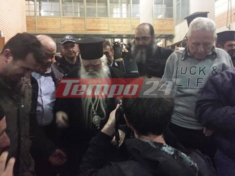 NEOTEΡO: Αθώος ο Αμβρόσιος για το "φτύστε τους"- Η προκλητική απολογία- Τι δήλωσε μετά την απόφαση ο Αιγιαλείας και Καλαβρύτων- ΒΙΝΤΕΟ- ΦΩΤΟ