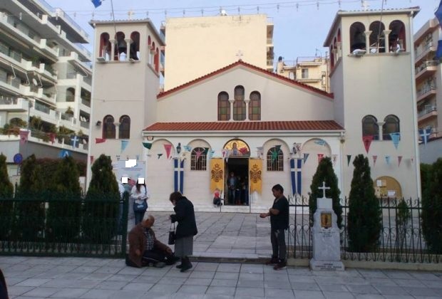 Πάτρα: Γνωστή εταιρεία κόλλας για τεχνητές οδοντοστοιχίες... έστησε πανό μέσα σε προαύλιο εκκλησίας! Δεν είναι η πρώτη φορά... ΦΩΤΟΓΡΑΦΙΕΣ