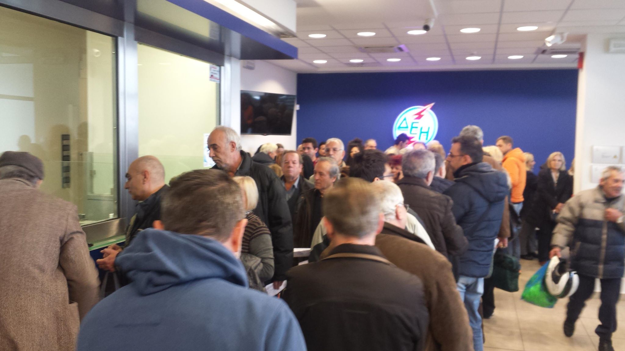 Πάτρα: Αγανάκτηση με τις "ουρές" στη ΔΕΗ