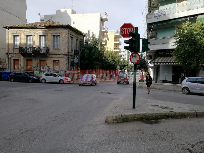 Πάτρα: ΠΡΟΣΟΧΗ - Δύο επικίνδυνες διασταυρώσεις χωρίς φανάρια! Έπεσε πάνω τους όχημα και τα ... διέλυσε! "Μπλόκαραν" σε Κορίνθου και Μαιζώνος - ΦΩΤΟΓΡΑΦΙΕΣ