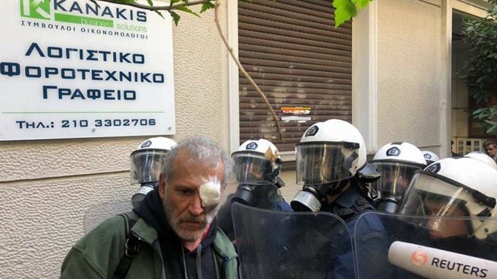 Η ΕΣΗΕΑ για τον τραυματισμό του δημοσιογράφου του ΣΚΑΪ στα επεισόδια για τους πλειστηριασμούς