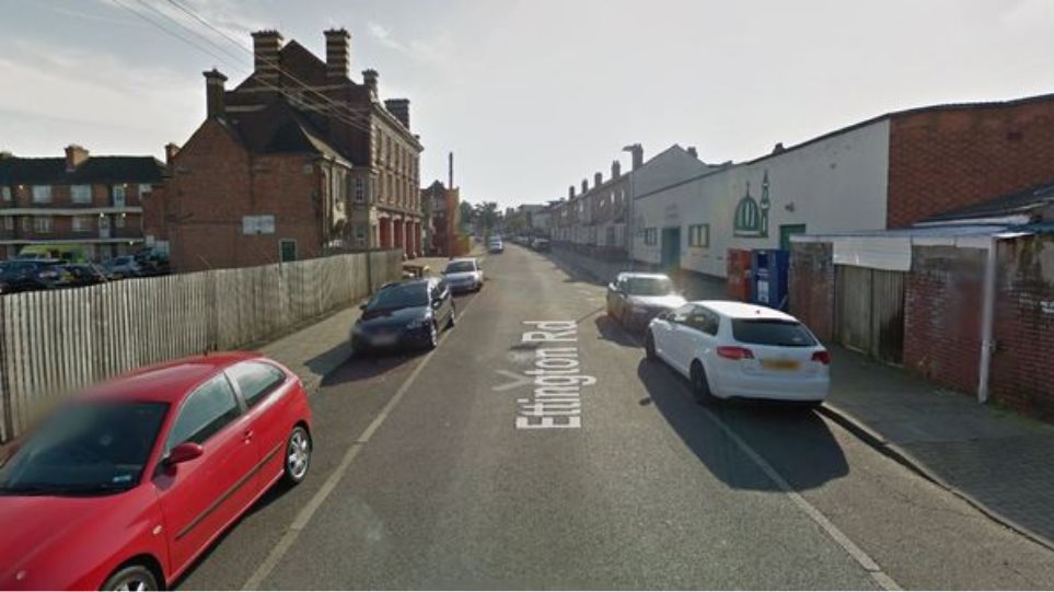 Αυτοκίνητο έπεσε πάνω σε πεζούς έξω από τζαμί στο Μπέρμιγχαμ