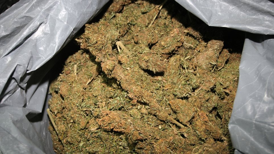 Βέροια: Έψαχνε πελατεία με χασίς και ζυγαριά στην τσέπη