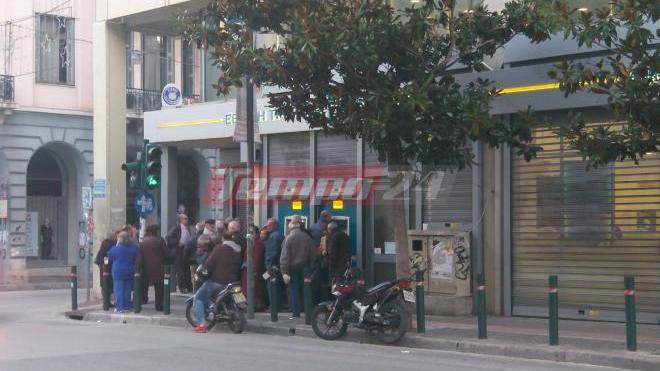 Πάτρα: Στο πόδι από νωρίς οι συνταξιούχοι έξω από τις τράπεζες