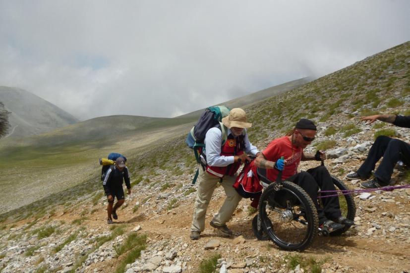 Παραπληγικός ανέβηκε στην κορυφή του Ολύμπου σε αμαξίδιο και στέλνει μήνυμα