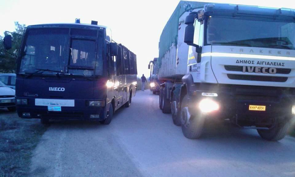 Αιγιάλεια: ΜΑΤ παρατάχθηκαν στην είσοδο του ΧΥΤΑ Αιγείρας - Πως αντέδρασαν οι συγκεντρωμένοι - ΦΩΤΟ