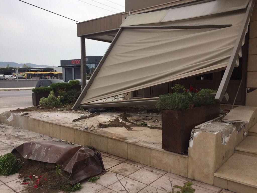 Η στιγμή που λεωφορείο του ΟΑΣΘ "εισβάλλει" σε καφετέρια μετά από τροχαίο - ΒΙΝΤΕΟ