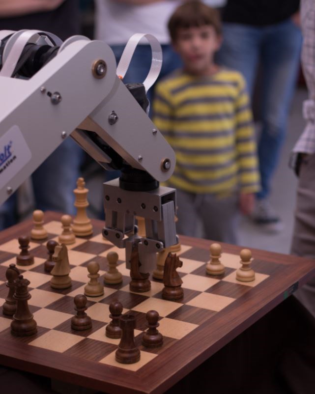 Έλληνες φοιτητές κατασκεύασαν το πρώτο ρομπότ που παίζει σκάκι