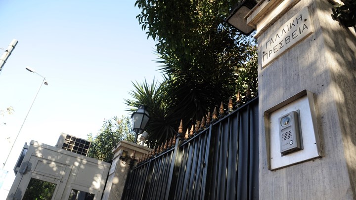 Επίθεση με μπογιές στη γαλλική πρεσβεία από τον Ρουβίκωνα – Μία προσαγωγή