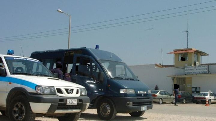 Πάτρα: "Φορτωμένος" κρατούμενος από τον Κορυδαλλό στον ...Άγιο Στέφανο - Δείτε τι μετέφερε - Η απίστευτη κρυψώνα!