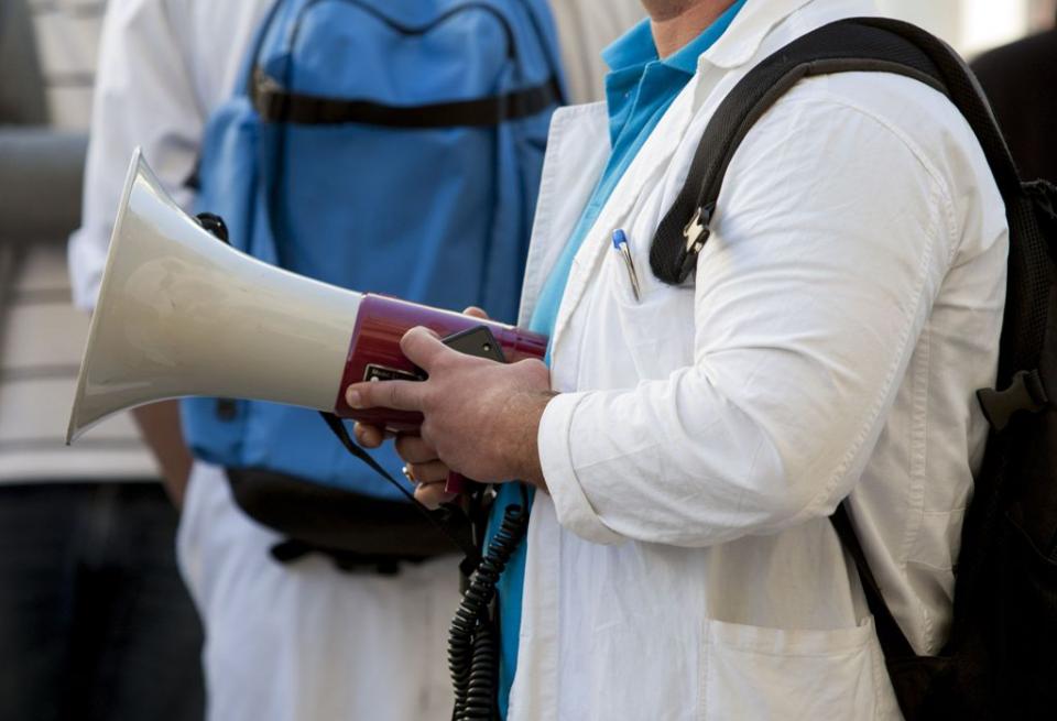 Πάτρα: Οι Νοσοκομειακοί Γιατροί μετέχουν στο σημερινό αντιπολεμικό συλλαλητήριο