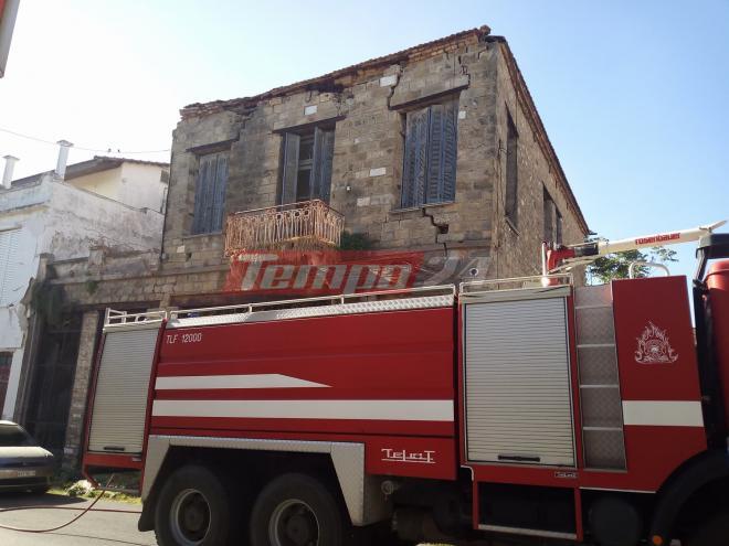 "Φούντωσε" εγκαταλελειμμένο σπίτι στο κέντρο της Κάτω Αχαΐας - Συναγερμός στην Πυροσβεστική να μην επεκταθεί - ΦΩΤΟΓΡΑΦΙΕΣ