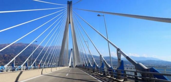 Τροχαίο με τραυματισμό δικυκλιστή στη Γέφυρα Ρίου-Αντιρρίου