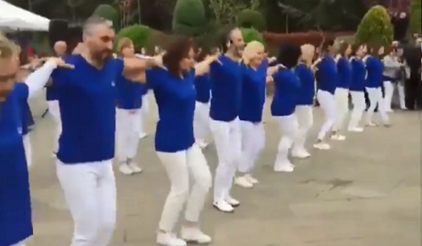 Σάλος με φεστιβάλ στην Κωνσταντινούπολη! Χόρεψαν συρτάκι στα γαλανόλευκα – «Έσταξαν» χολή οι Τούρκοι