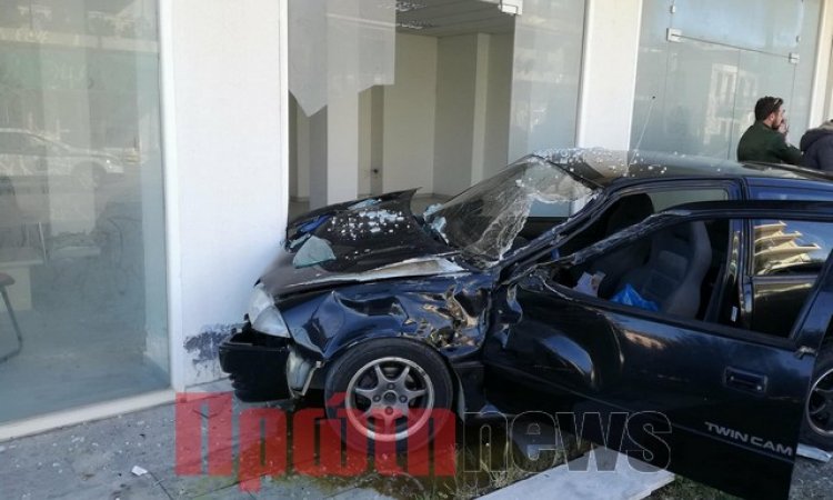 Πύργος: Ι.Χ «καρφώθηκε» σε τζαμαρία - Τράκαρε και δυο ακόμα οχήματα - ΦΩΤΟ