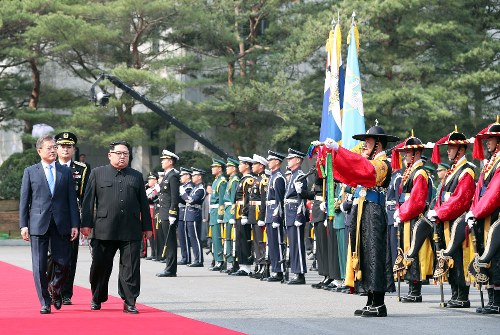Ο Κιμ έγινε ο πρώτος Βορειοκορεάτης ηγέτης που «πάτησε» στην Νότια Κορέα μετά από 65 χρόνια