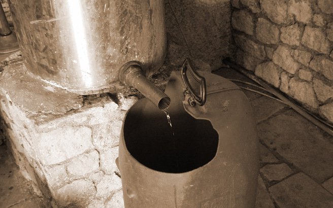 Προς αύξηση ο ειδικός φόρος στο τσίπουρο