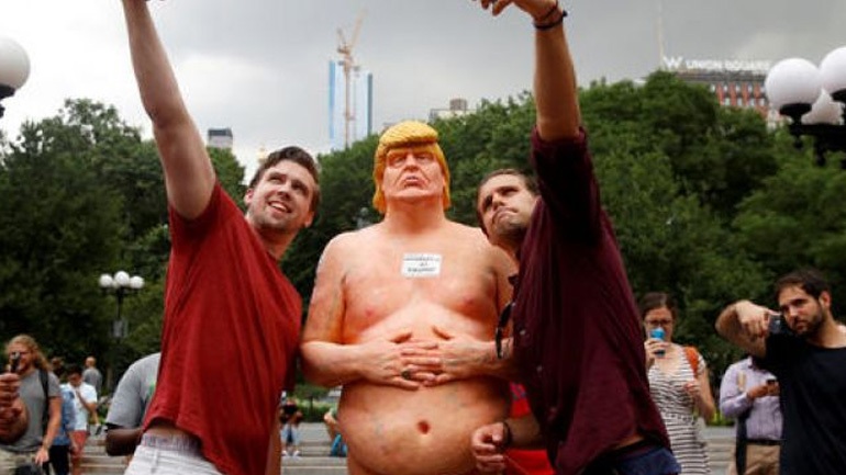 Γυμνό άγαλμα του Τραμπ πωλήθηκε έναντι 28.000 δολαρίων