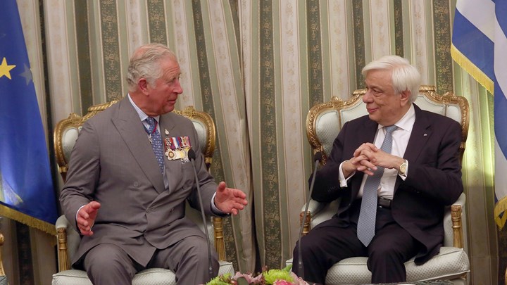 Το καταπληκτικό δώρο του Προκόπη Παυλόπουλου στον Κάρολο - Άφωνος ο πρίγκιπας