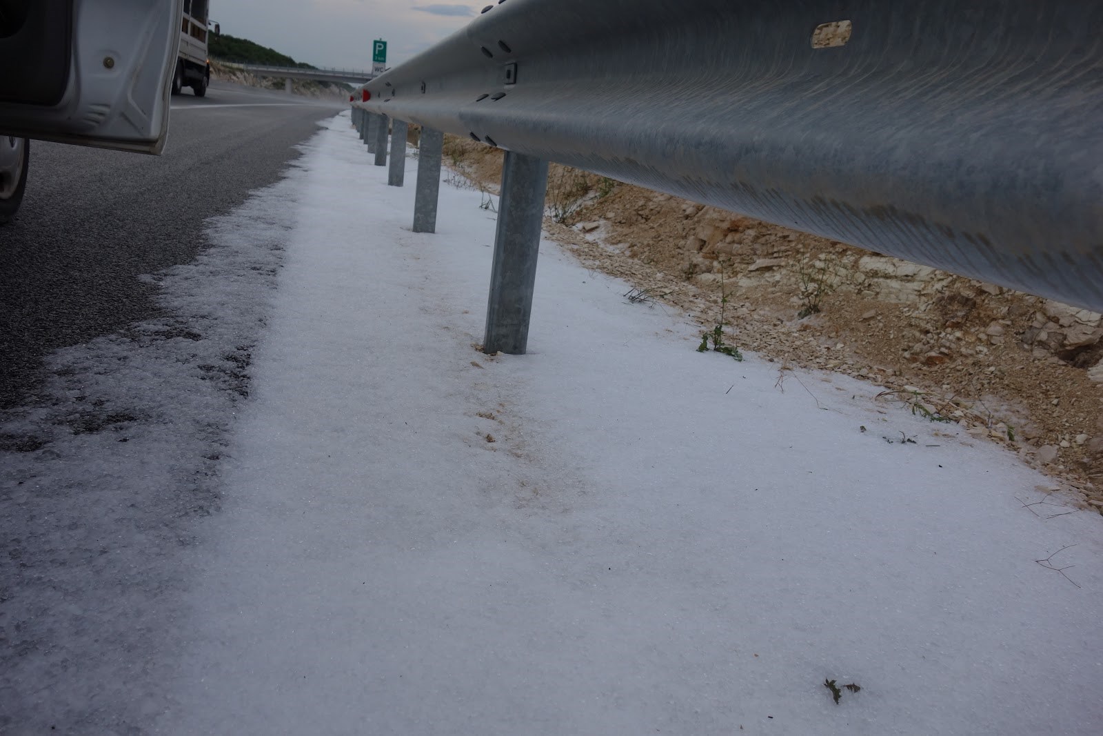 Ιόνια Οδός: Βγήκαν τα εκχιονιστικά λόγω χαλαζόπτωσης - ΦΩΤΟ