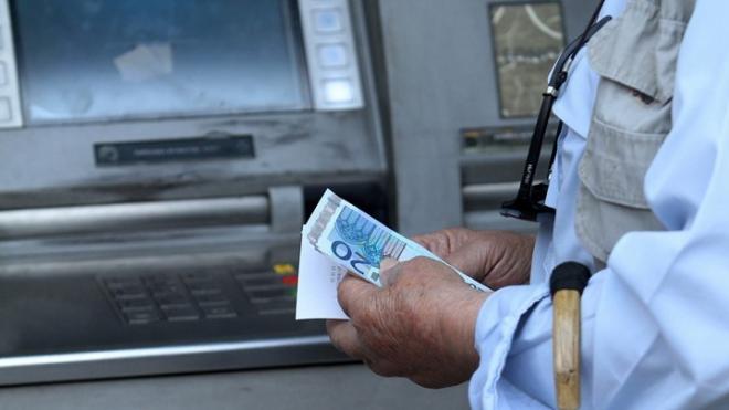 Αυτά τα ποσά θα δουν αύριο οι συνταξιούχοι στον λογαριασμό τους - Πότε θα μπουν τα αναδρομικά