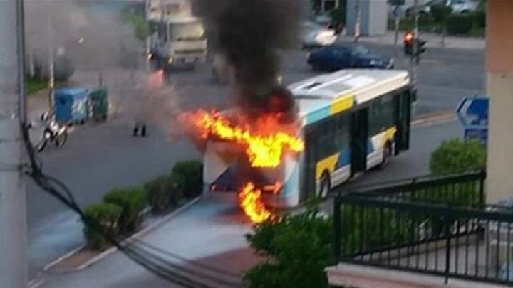 "Τυλίχθηκε" στις φλόγες λεωφορείο στη Νίκαια