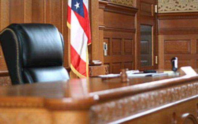 Κατέβασε το παντελόνι και έδειξε το μόριό του στο δικαστήριο για να αποδείξει ότι είναι αθώος