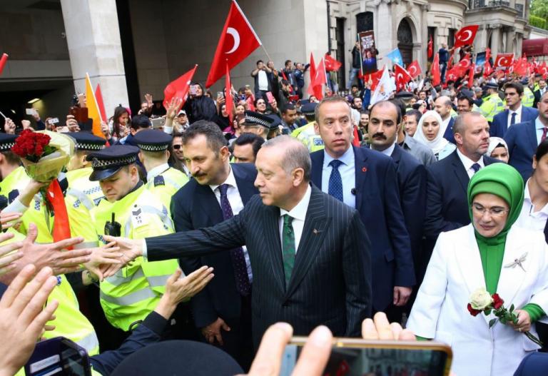 Σόου Ερντογάν και στο Λονδίνο - Έστησαν αποθεωτική υποδοχή - ΒΙΝΤΕΟ