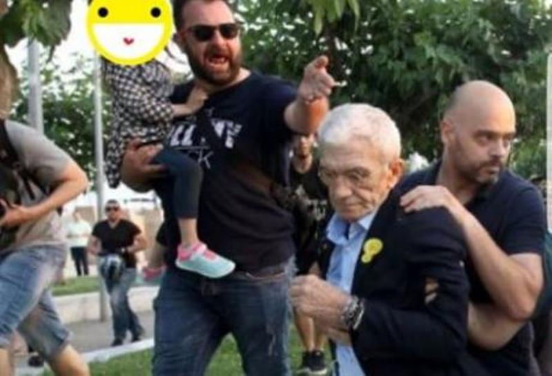 Πάτρα: Χαμός στο διαδίκτυο με τον πατέρα που επιτίθεται στον Μπουτάρη ενώ κρατάει αγκαλιά το παιδί του