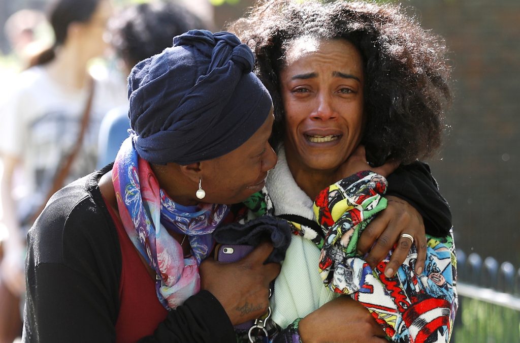 Εκτέλεσαν 17χρονο σε πάρκο! Σπάραξε η μητέρα του (εικόνες)