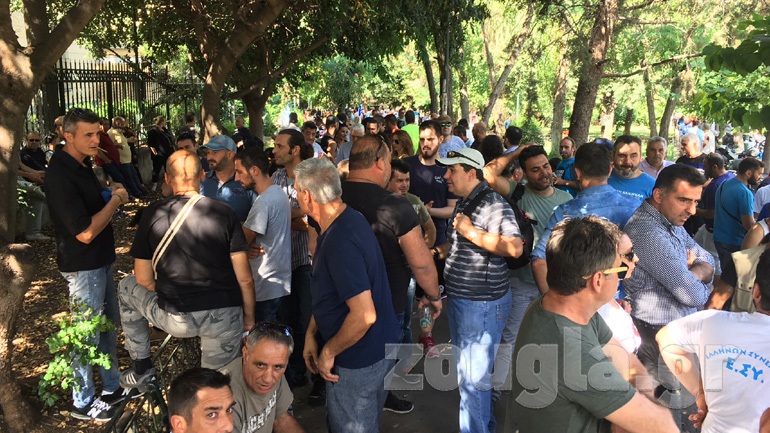 Στην Ευελπίδων συγκεντρωμένοι οπαδοί του Σώρρα - ΦΩΤΟ