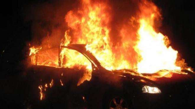 Πάτρα: Παρανάλωμα του πυρός αυτοκίνητο στα Μποζαΐτικα - Μαρτυρίες για εκρήξεις