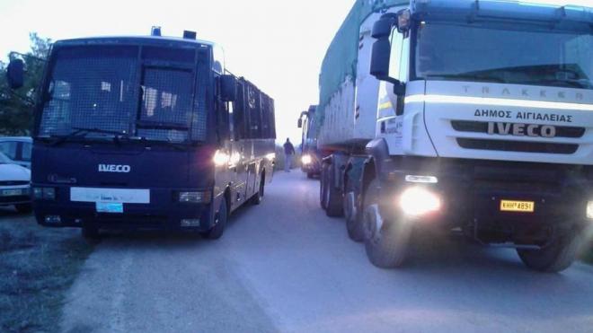 Αιγιάλεια: "Μίλησαν" τα ΜΑΤ στο ΧΥΤΑ Αιγείρας - Κανονικά η εναπόθεση απορριμμάτων - Παρών Εισαγγελέας