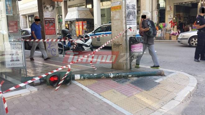 Πάτρα: Κατέρρευσε φωτεινός σηματοδότης στο κέντρο - Πως πρόλαβαν Αστυνομικοί ατύχημα - ΦΩΤΟ