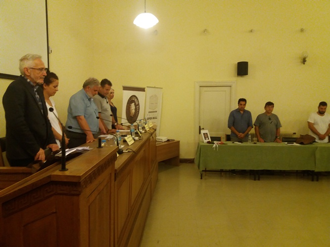 Η φωτογραφία του Ηλία Παυλίδη και λίγα λουλούδια στη θέση του... Συγκινητικό το κλίμα στη Γενική Συνέλευση του Εμπορικού Συλλόγου Πάτρας