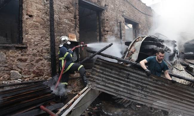 Αχαϊα: Ξέσπασε φωτιά σε εργοστάσιο ξυλείας στο Φαρραί