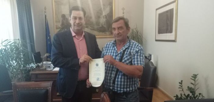 Δημοτικός υπάλληλος Αγρινίου βρήκε πορτοφόλι και το παρέδωσε - Τιμήθηκε από τον Δήμαρχο