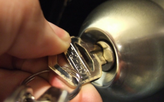 Γνωστός τραγουδιστής εξομολογείται: «Έφερε κλειδαρά μπήκε μέσα και τα έσπασε όλα!»