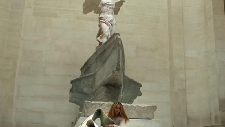 Όταν η Μπιγιονσέ συνάντησε τη Νίκη της Σαμοθράκης - ΦΩΤΟ