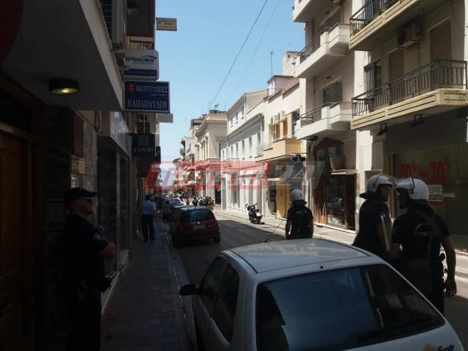 Πάτρα: Συγκέντρωση αναρχικών κατά των ηλεκτρονικών πλειστηριασμών - "Φρούρια" τα συμβολαιογραφεία στην οδό Βότση - Ισχυρή η δύναμη των ΜΑΤ