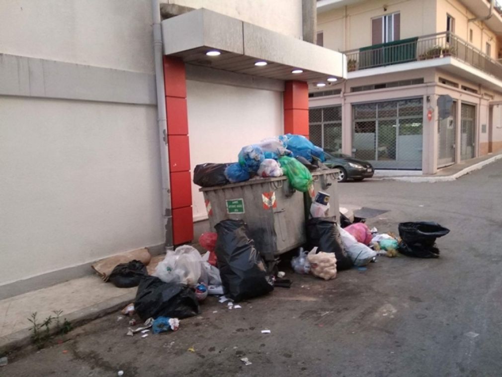 Αχαΐα: Απίστευτο! Θα κλειδώσουν τους κάδους απορριμμάτων για να μην ... τους εξαφανίσουν πάλι!