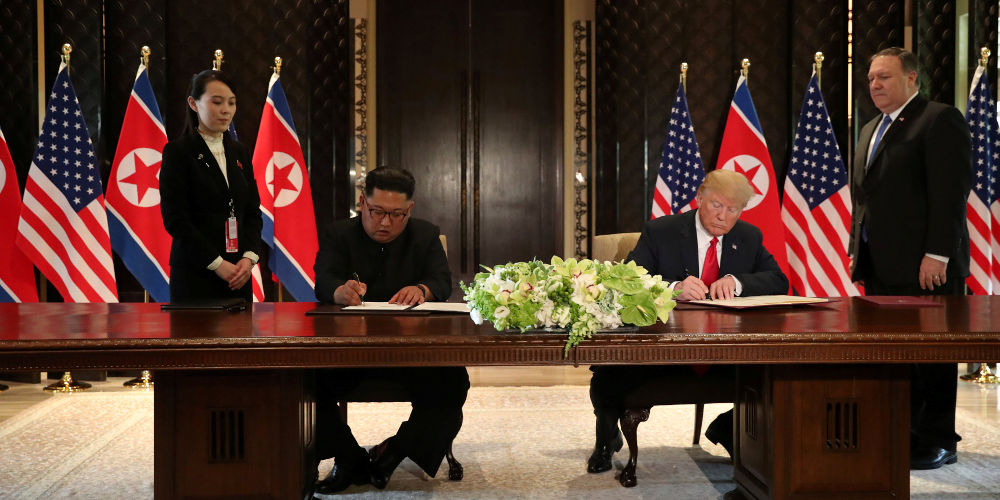 Τραμπ και Κιμ υπέγραψαν συμφωνία στη Σιγκαπούρη