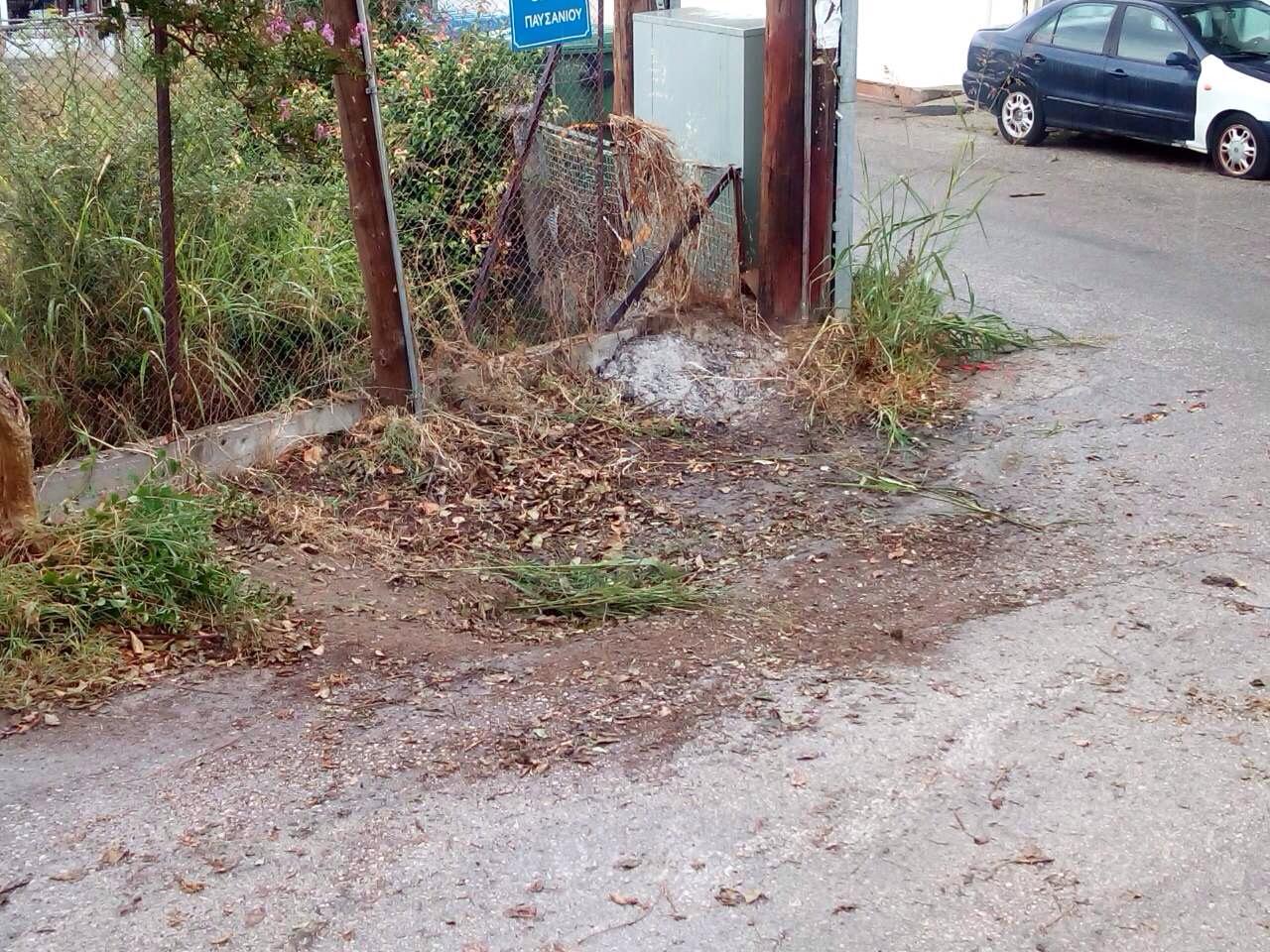 Πάτρα: Έκοψαν καλαμιές και χόρτα και τα άφησαν εκεί... Τί θα γίνει σε περίπτωση έντονης βροχόπτωσης; - ΦΩΤΟ