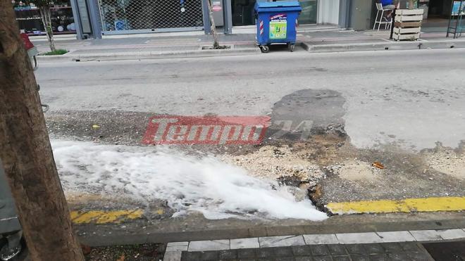 Πάτρα: "Ποτάμι" το νερό από σπασμένο αγωγό στο κέντρο - ΦΩΤΟ - ΒΙΝΤΕΟ