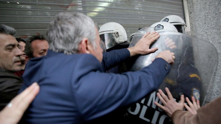 Ένταση στη συγκέντρωση της ΠΟΕΔΗΝ έξω από το Υπουργείο Οικονομικών