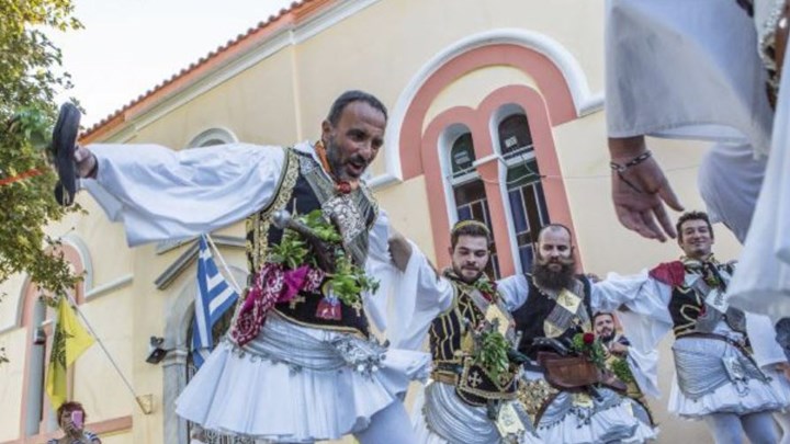 O Νίκος Αλιάγας "ξεσήκωσε" νησί των Κυκλάδων - ΒΙΝΤΕΟ