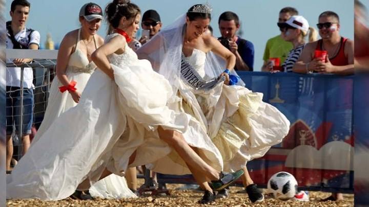 Η παράνοια του Μουντιάλ «χτύπησε» τις Ρωσίδες: Παίζουν μπάλα με τα νυφικά – ΒΙΝΤΕΟ