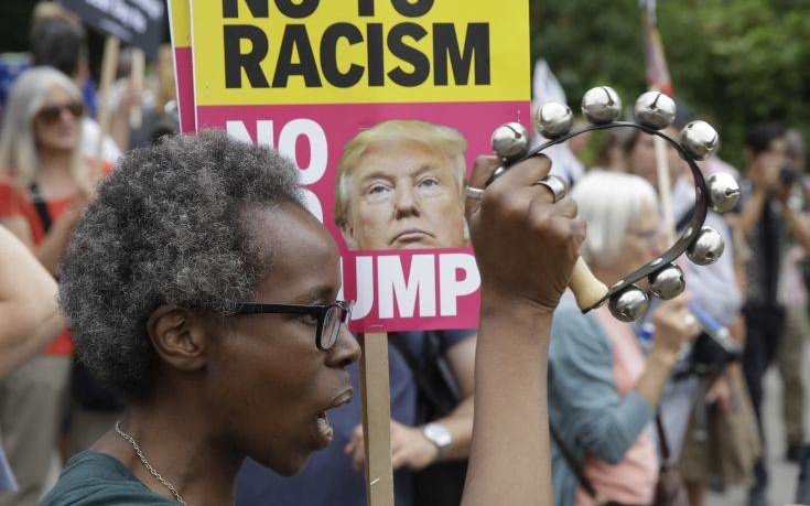 Βρετανία: Διαμαρτυρία με κατσαρόλες, σφυρίχτρες και… κουδουνίστρες κατά του Τραμπ