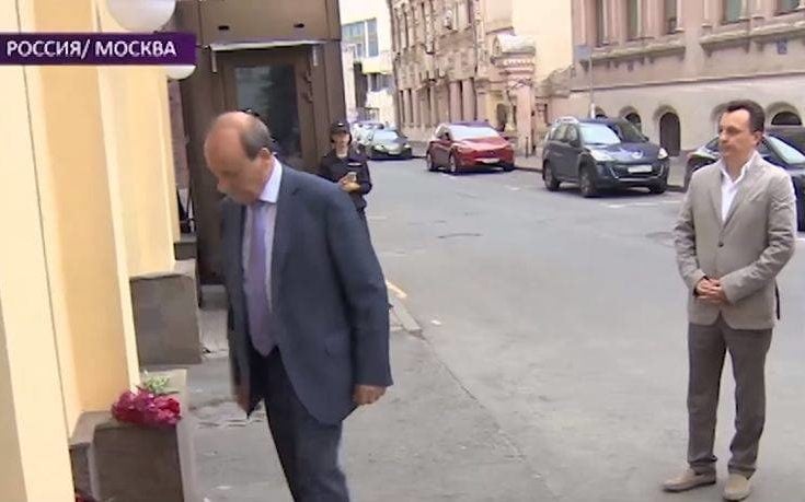 Λουλούδια έξω από την Ελληνική πρεσβεία στη Μόσχα - ΒΙΝΤΕΟ